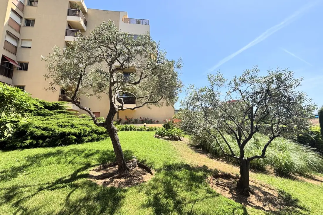 Appart Avec Balcon Et Piscine Près De La Mer