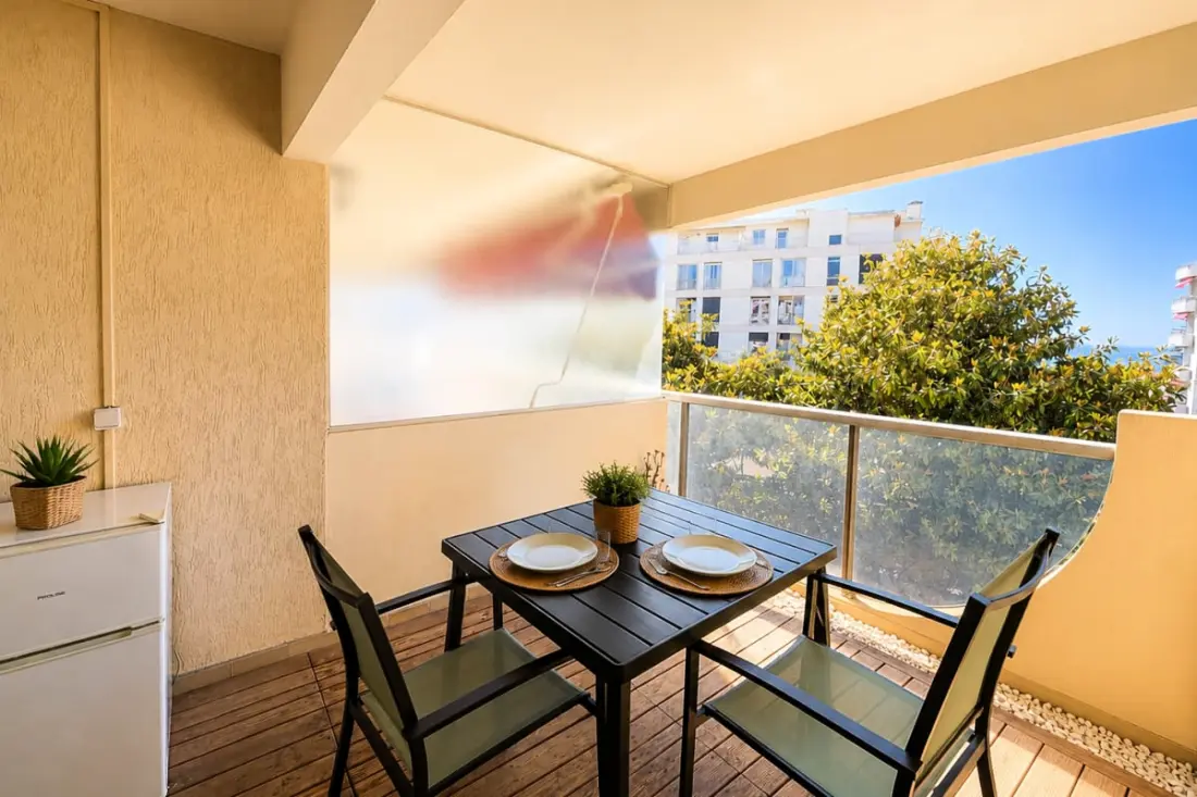 Appart Avec Balcon Et Piscine Près De La Mer