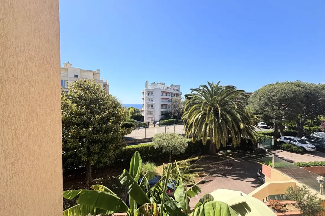Appart Avec Balcon Et Piscine Près De La Mer