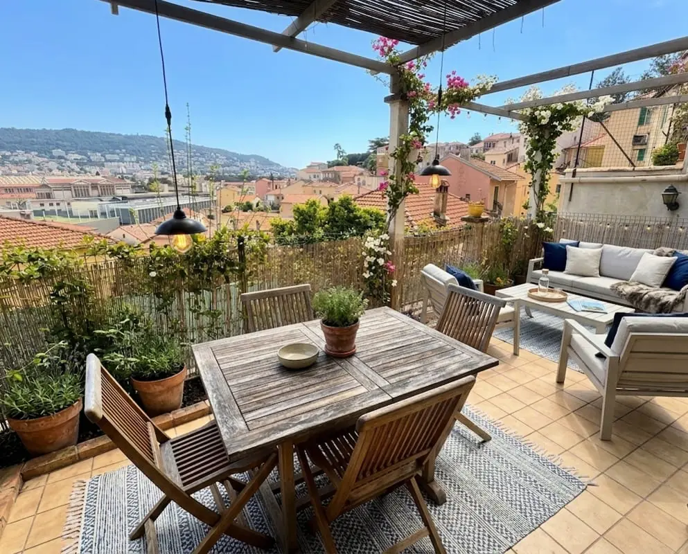 Agréable Terrasse Avec Vue Dégagée à Cimiez