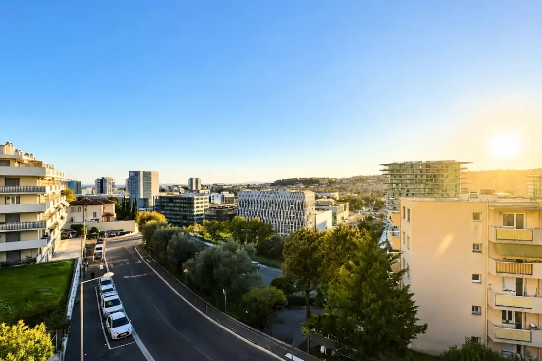 Appartement Rénové Avec Terrasse Et Vue Dégagée