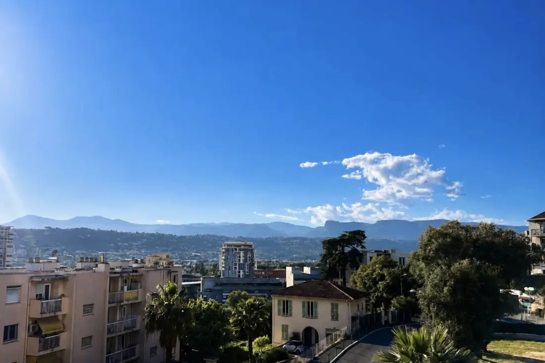 Appartement Rénové Avec Terrasse Et Vue Dégagée