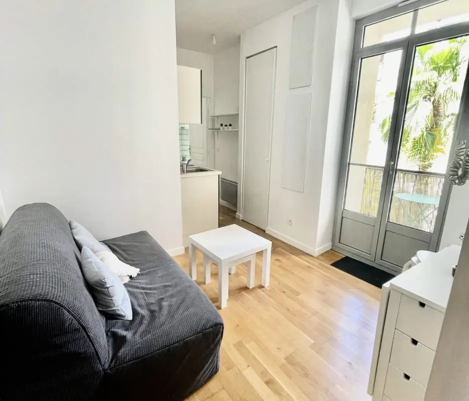 Joli Deux Pièces Avec Balcon à Nice