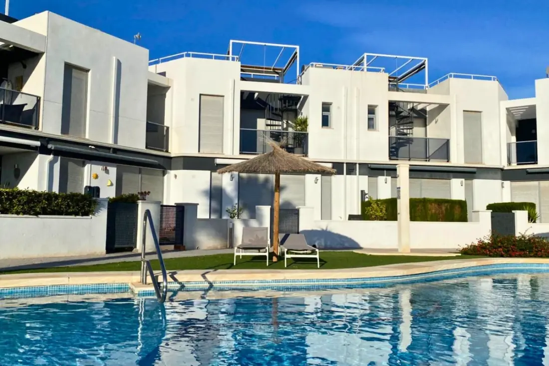 Appartement Moderne Avec Piscine, Terrasse Et Solarium équipé
