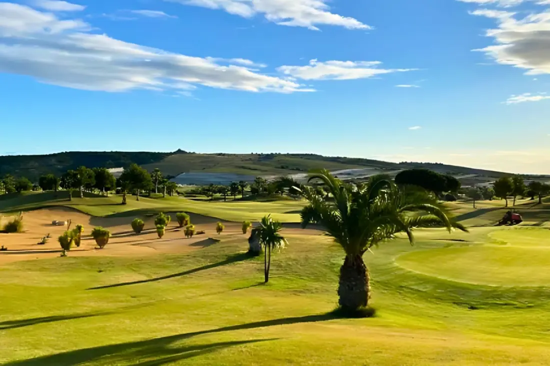 Soleil, Golf Et Piscine : La Villa Idéale Pour Vos Vacances !
