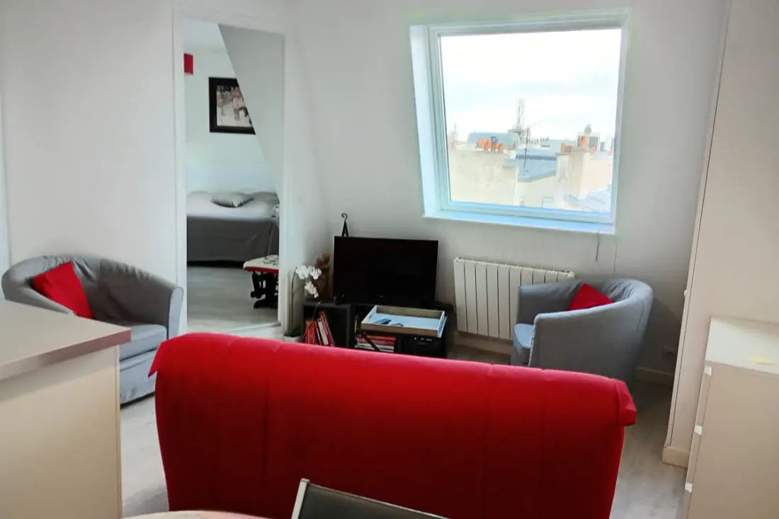 Joli T2 Situé Face Au Square Montholon
