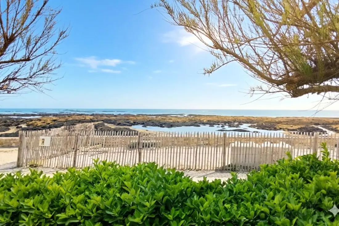 Maison En Bord De Mer Avec Vue Sur La Falaise