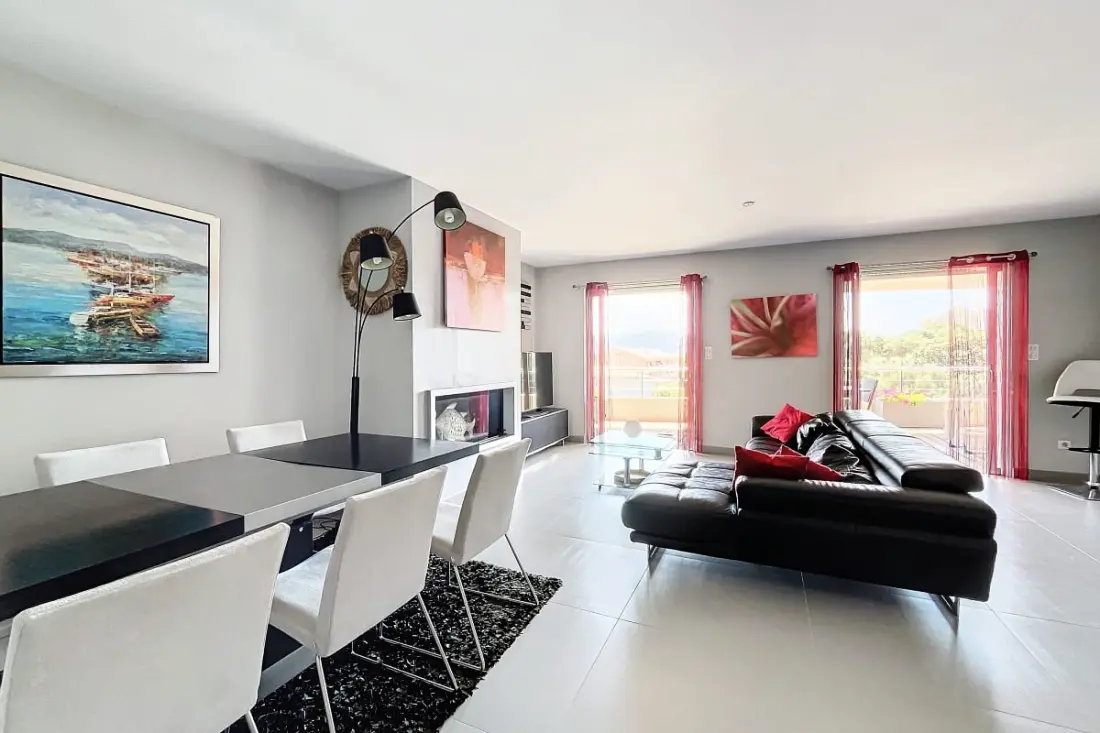 Elegant Appt Design Avec Balcon Et Piscine