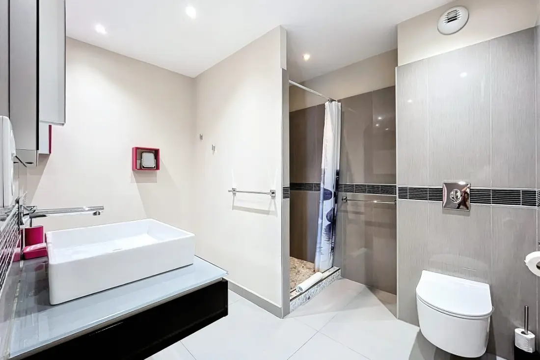 Elegant Appt Design Avec Balcon Et Piscine