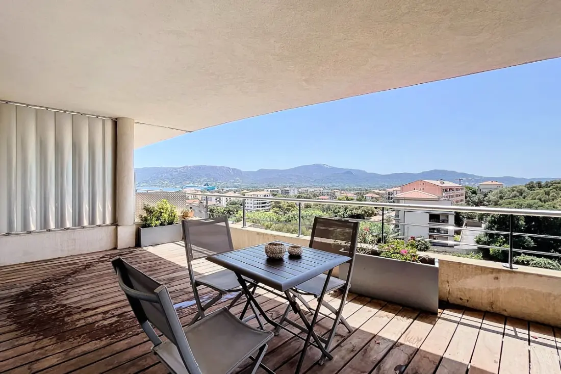 Elegant Appt Design Avec Balcon Et Piscine