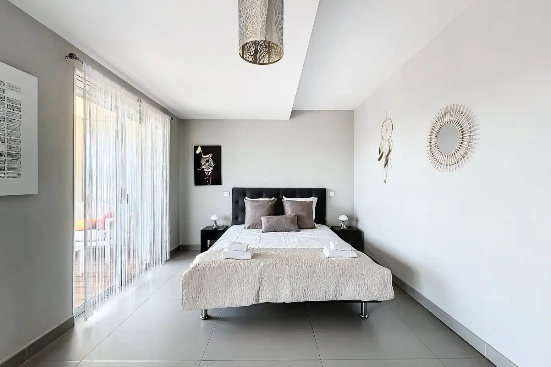 Elegant Appt Design Avec Balcon Et Piscine