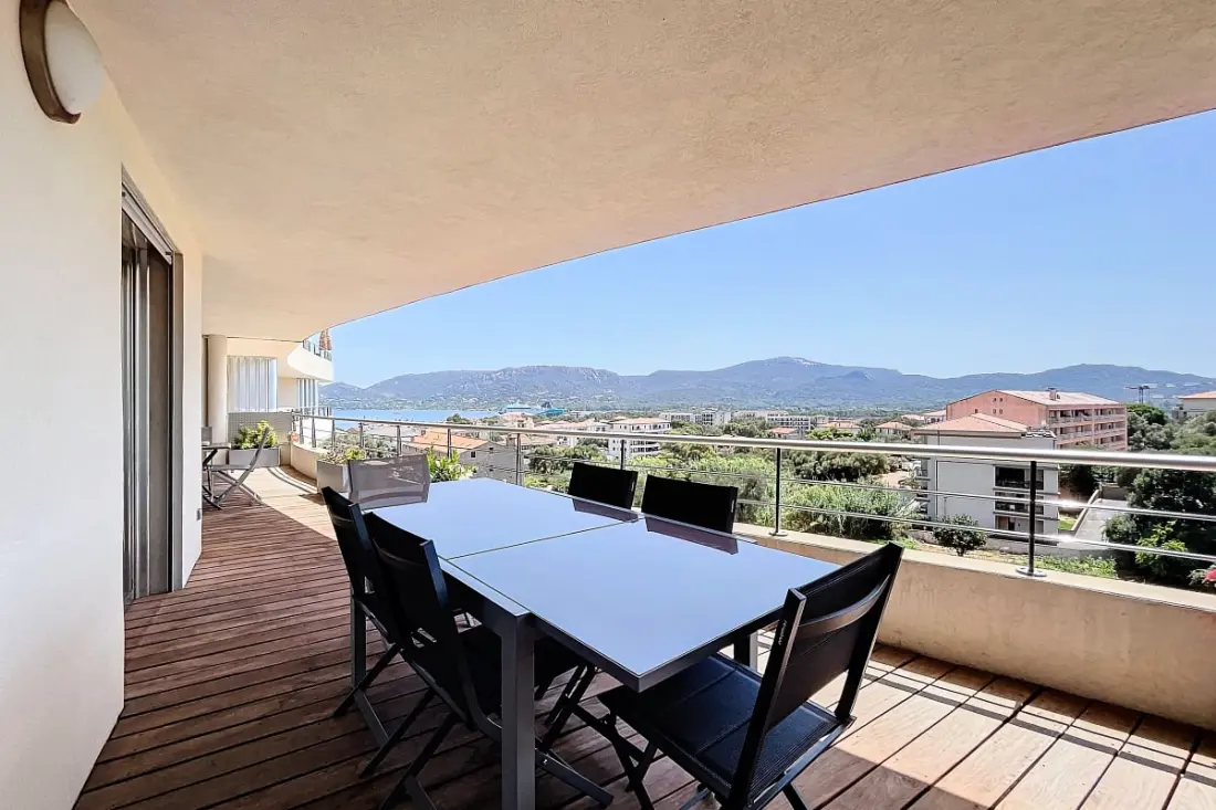 Elegant Appt Design Avec Balcon Et Piscine