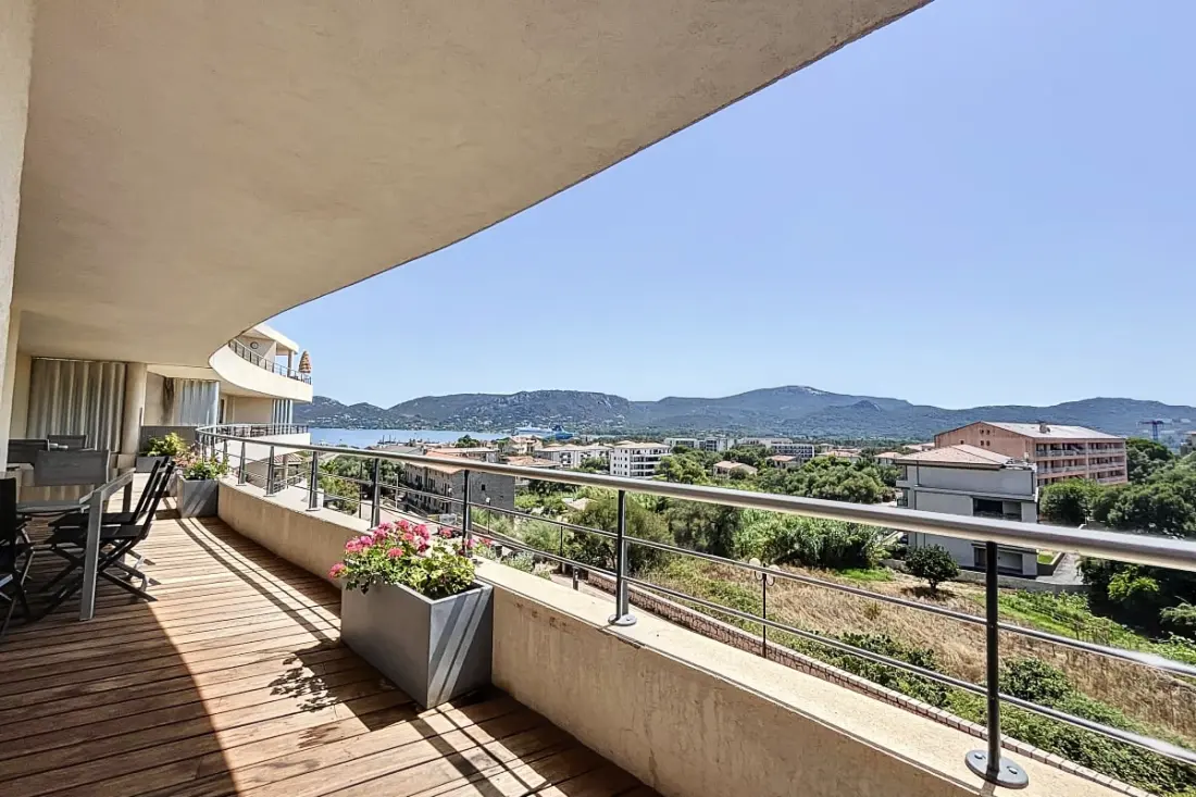 Elegant Appt Design Avec Balcon Et Piscine