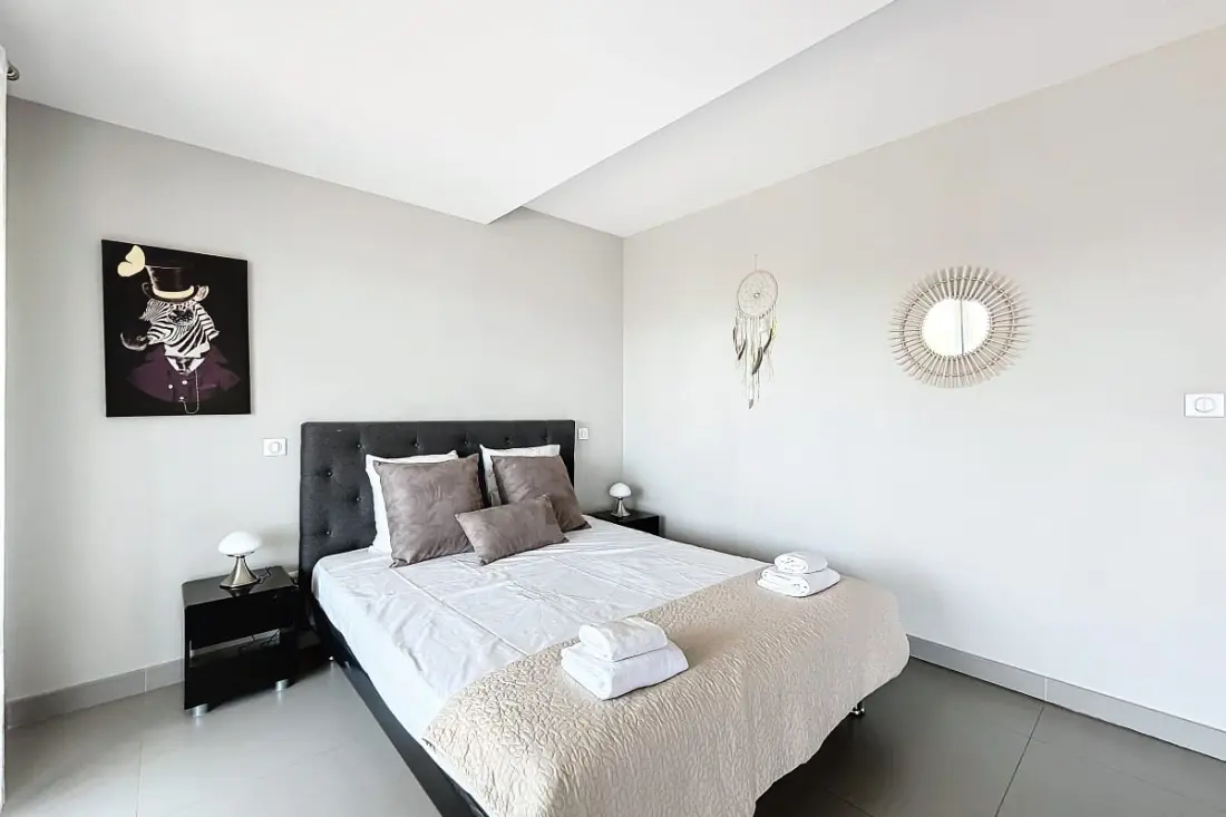 Elegant Appt Design Avec Balcon Et Piscine