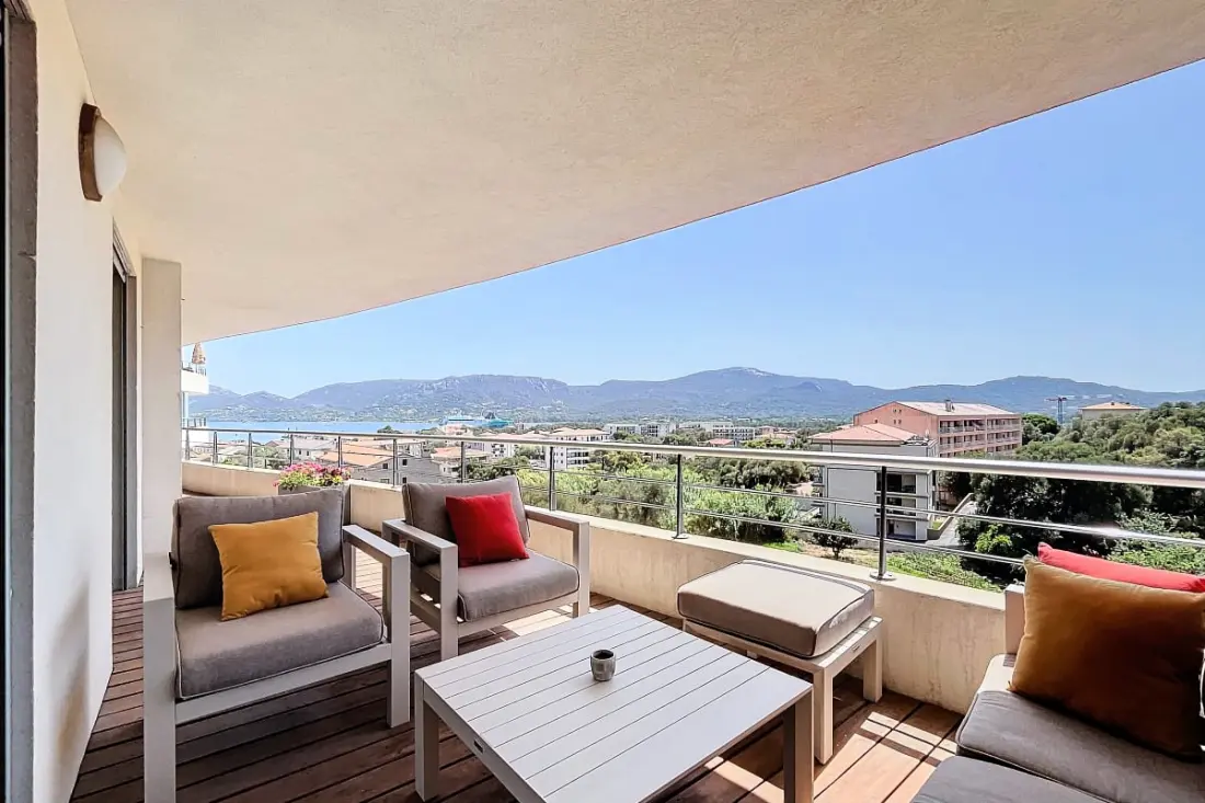 Elegant Appt Design Avec Balcon Et Piscine