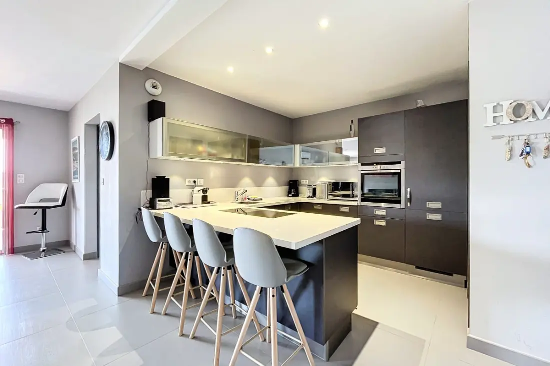 Elegant Appt Design Avec Balcon Et Piscine