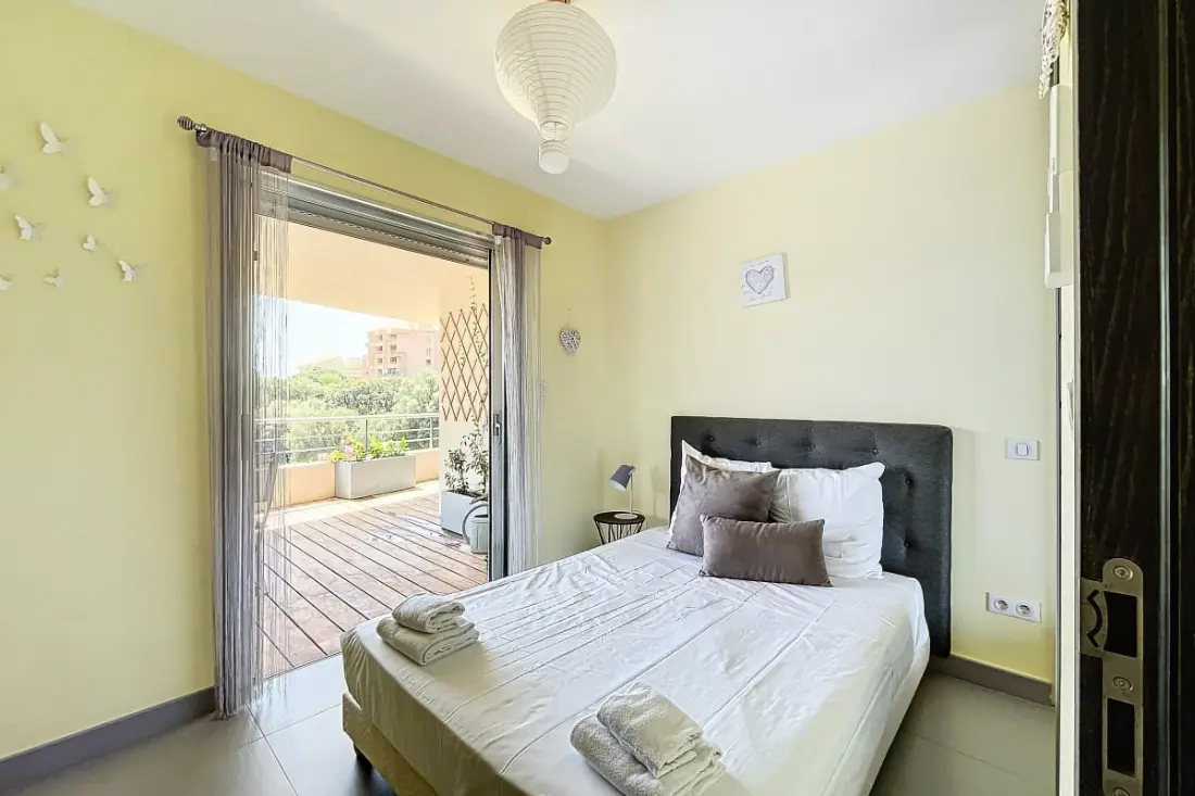 Elegant Appt Design Avec Balcon Et Piscine