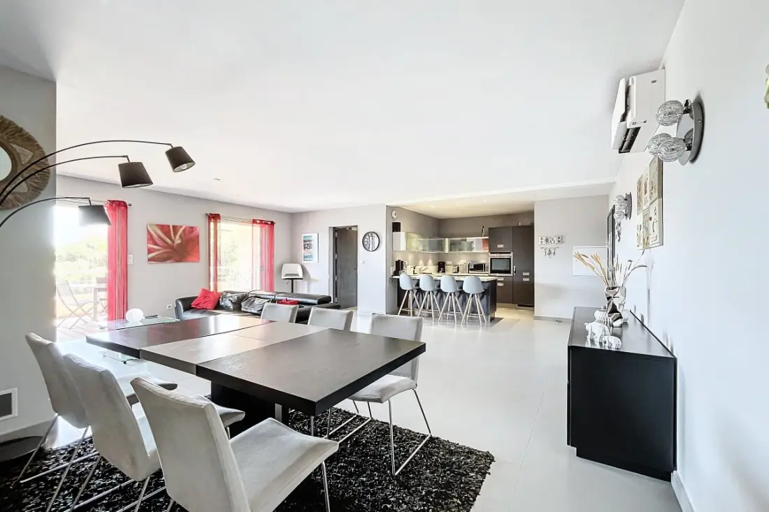 Elegant Appt Design Avec Balcon Et Piscine