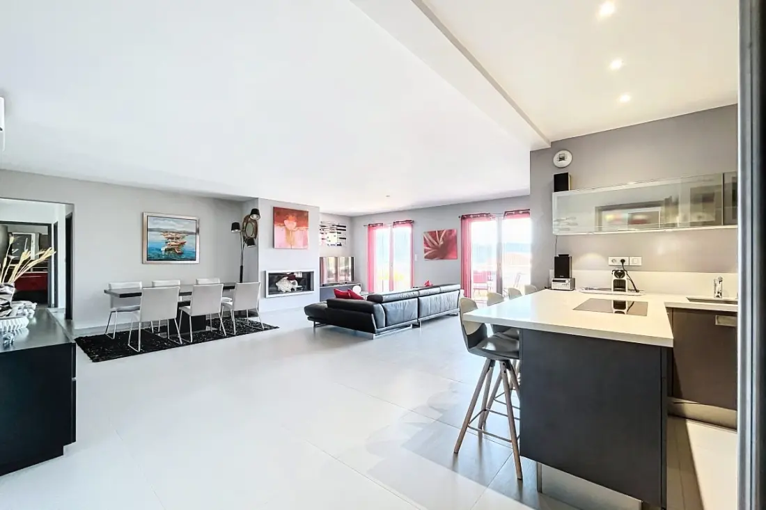 Elegant Appt Design Avec Balcon Et Piscine