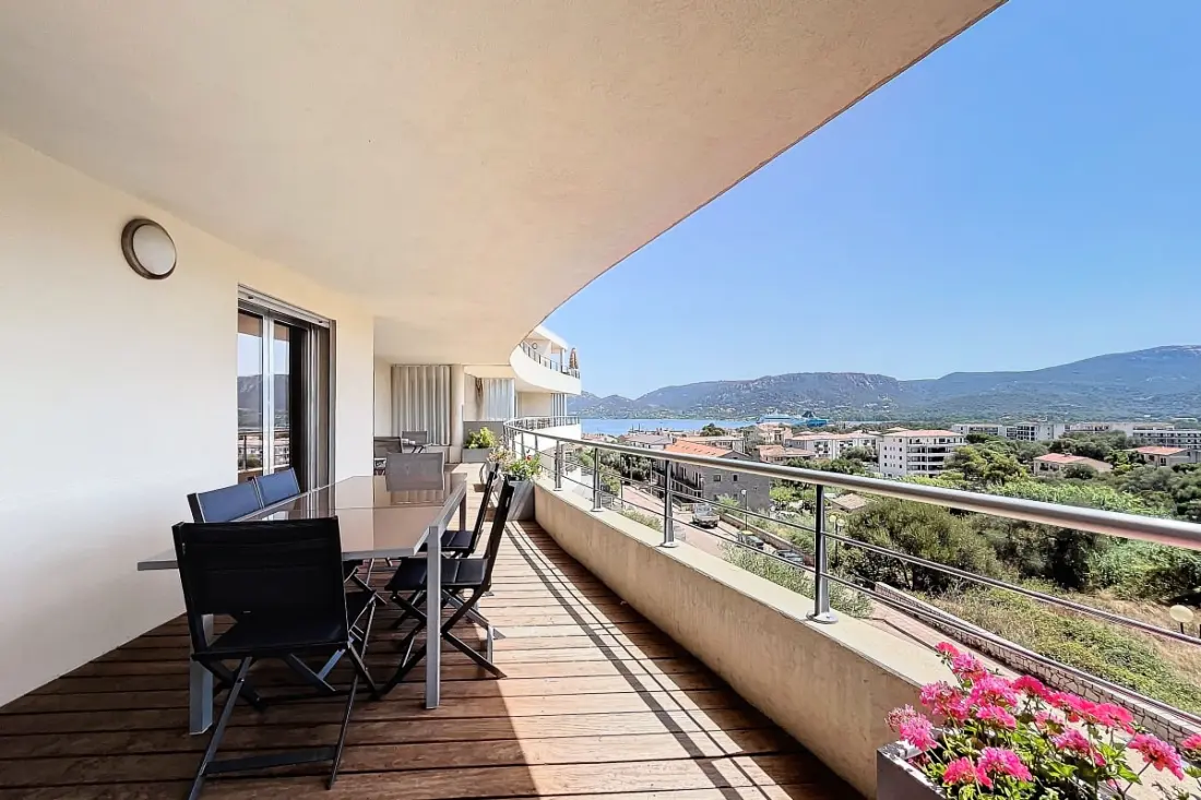 Elegant Appt Design Avec Balcon Et Piscine