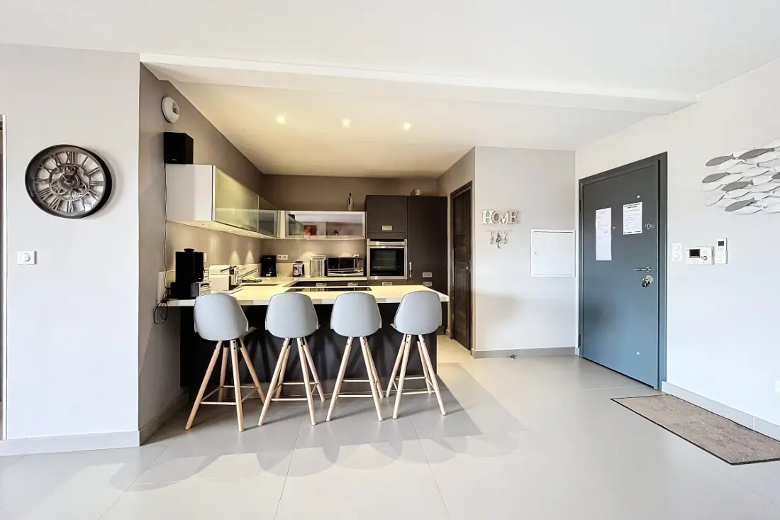 Elegant Appt Design Avec Balcon Et Piscine
