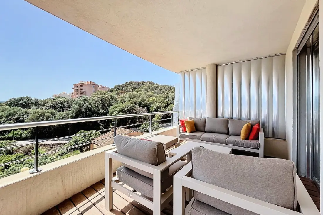 Elegant Appt Design Avec Balcon Et Piscine