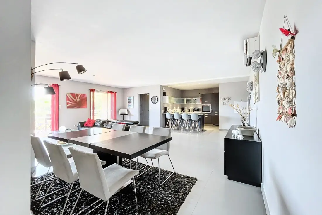 Elegant Appt Design Avec Balcon Et Piscine