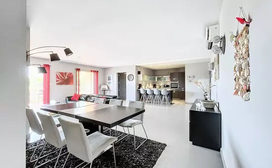Elegant Appt Design Avec Balcon Et Piscine