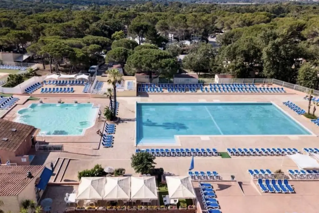Chalet  Dans Domaine 5 étoiles Avec Piscines