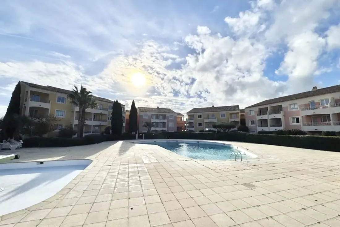 Studio Avec Une Terrasse Et Une Piscine Aux Issambres