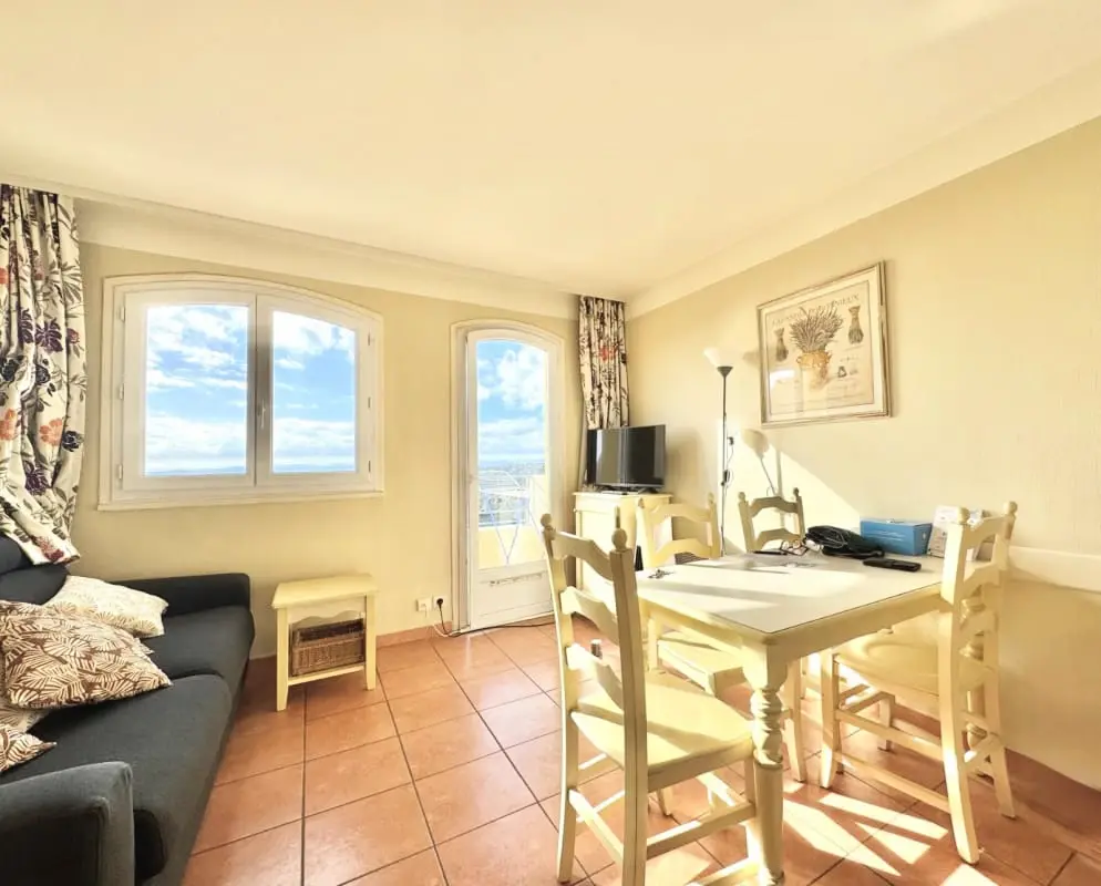 Studio Avec Une Terrasse Et Une Piscine Aux Issambres