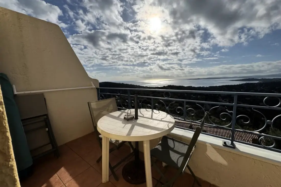 Studio Avec Une Terrasse Et Une Piscine Aux Issambres