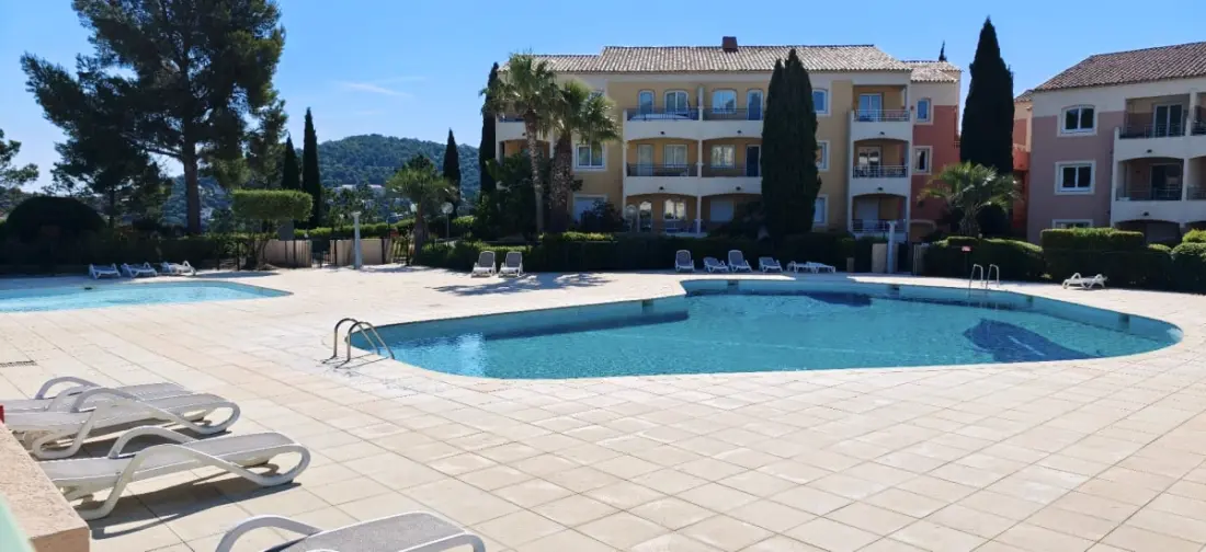 Studio Avec Une Terrasse Et Une Piscine Aux Issambres