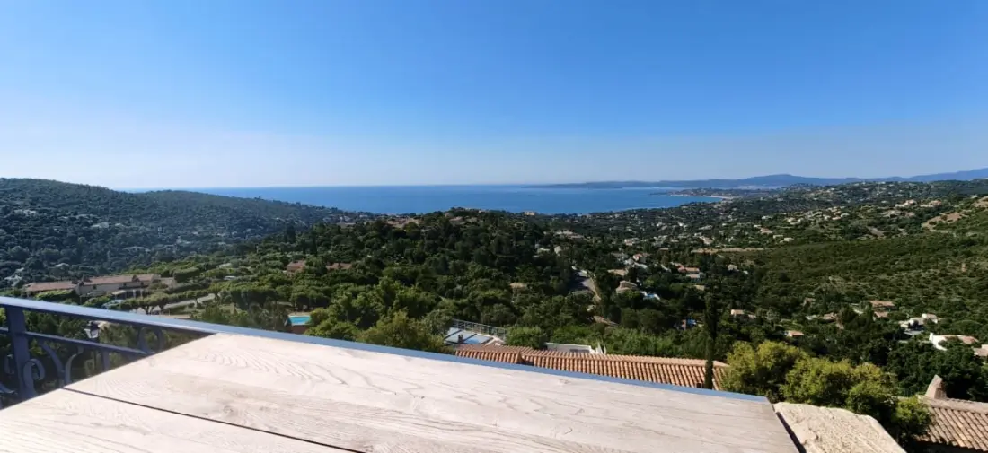 Studio Avec Une Terrasse Et Une Piscine Aux Issambres