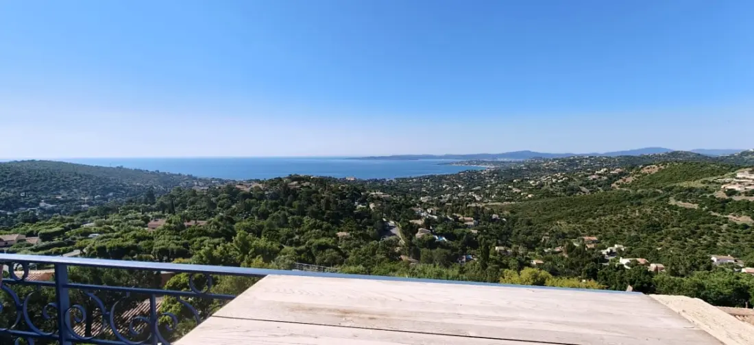 Studio Avec Une Terrasse Et Une Piscine Aux Issambres