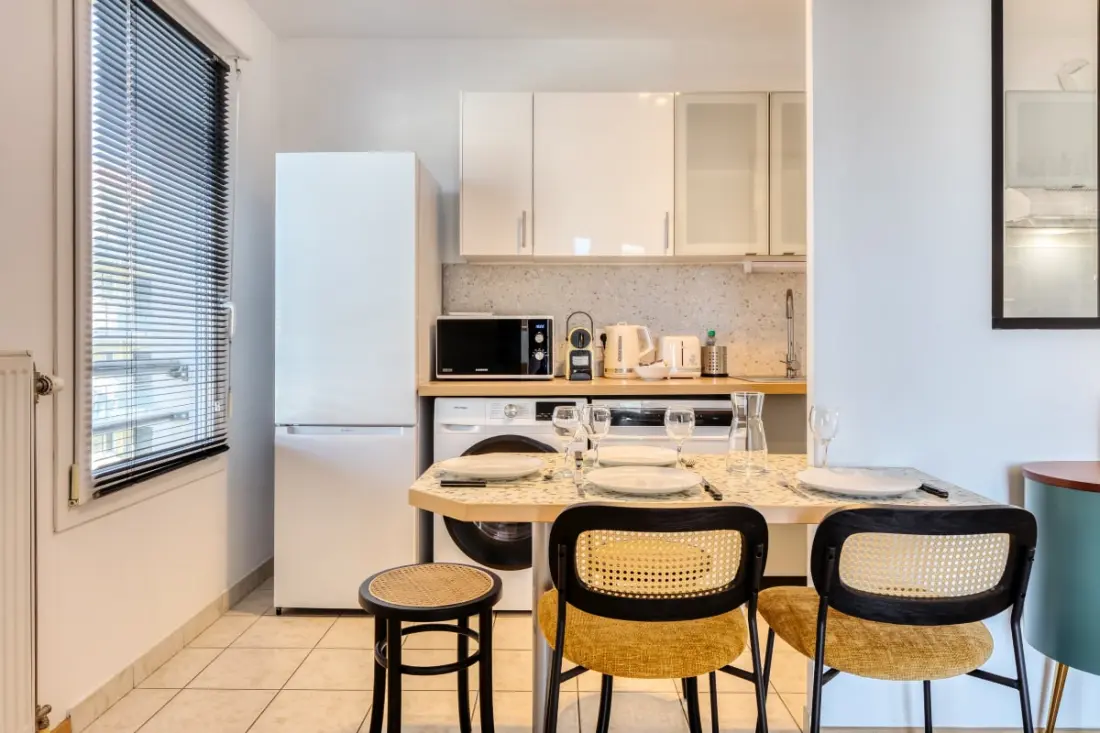 Floria – Élégant Appartement Avec Balcon, Cave Et Parking