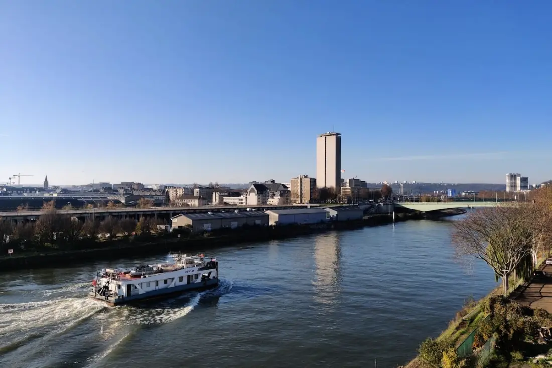 Perle De La Seine, Superbe F3 Vue Seine Et Cathédrale