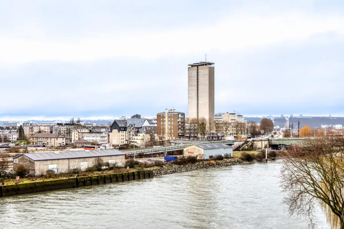 Perle De La Seine, Superbe F3 Vue Seine Et Cathédrale