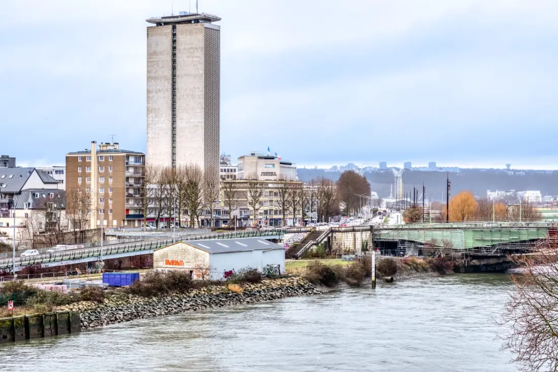 Perle De La Seine, Superbe F3 Vue Seine Et Cathédrale