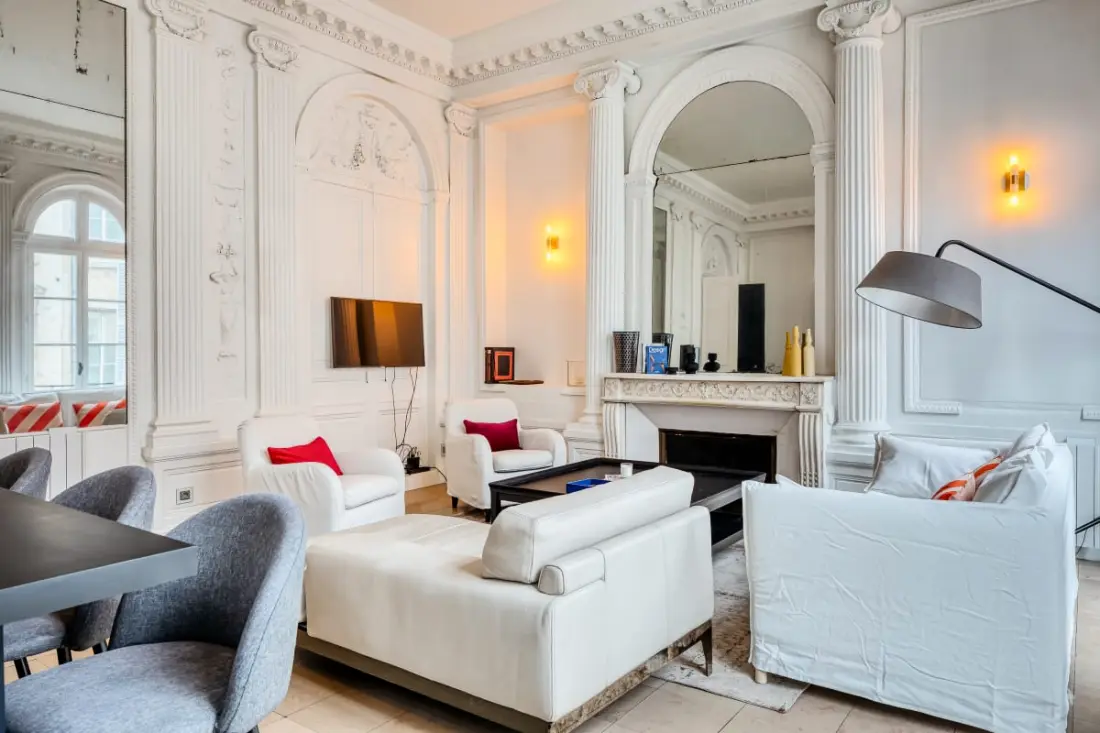 Le Jeanne D'arc, Magnifique F3 De Style Haussmannien  !