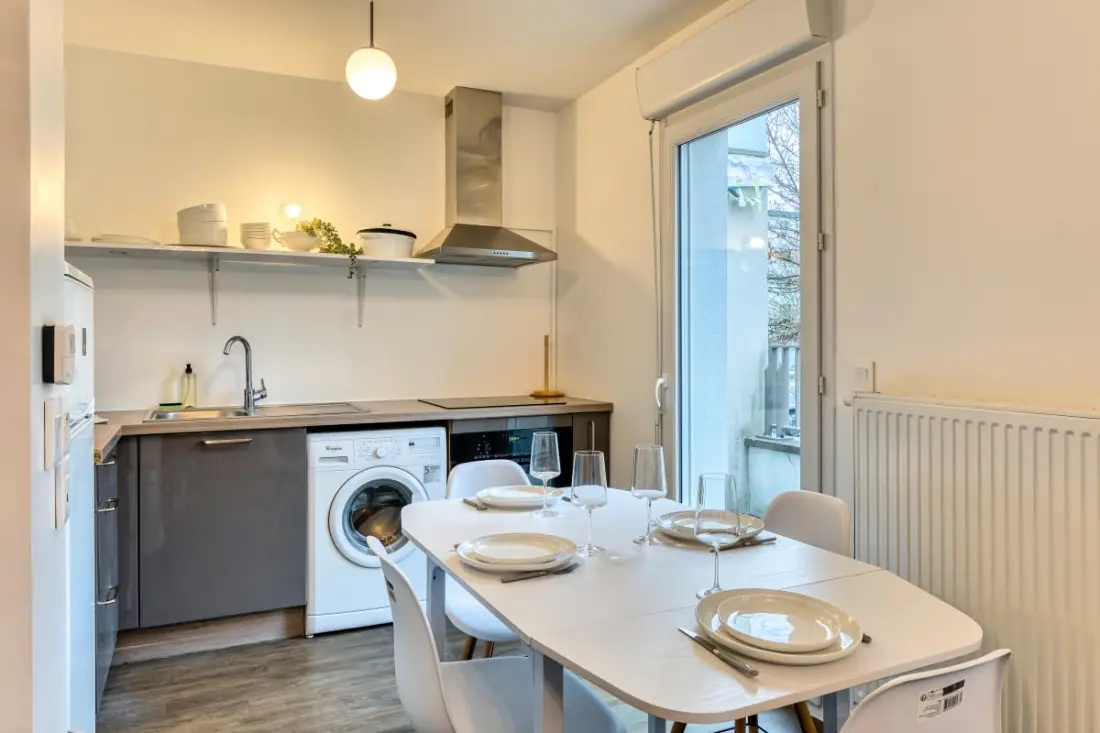 Le Nicole, Un Appartement En Duplex Avec Balcon Et Place De Parking.