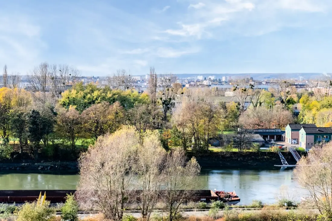 Tokyo — Élégance Contemporaine Avec Vue Sur La Seine Et Parking