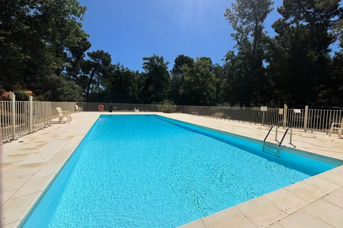 Maison En Pierre à Roussillon - Piscine Et Tennis