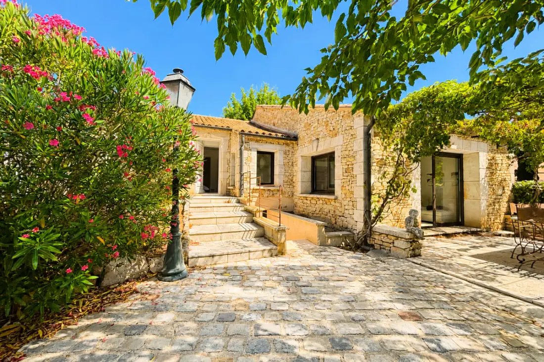 Maison En Pierre à Roussillon - Piscine Et Tennis