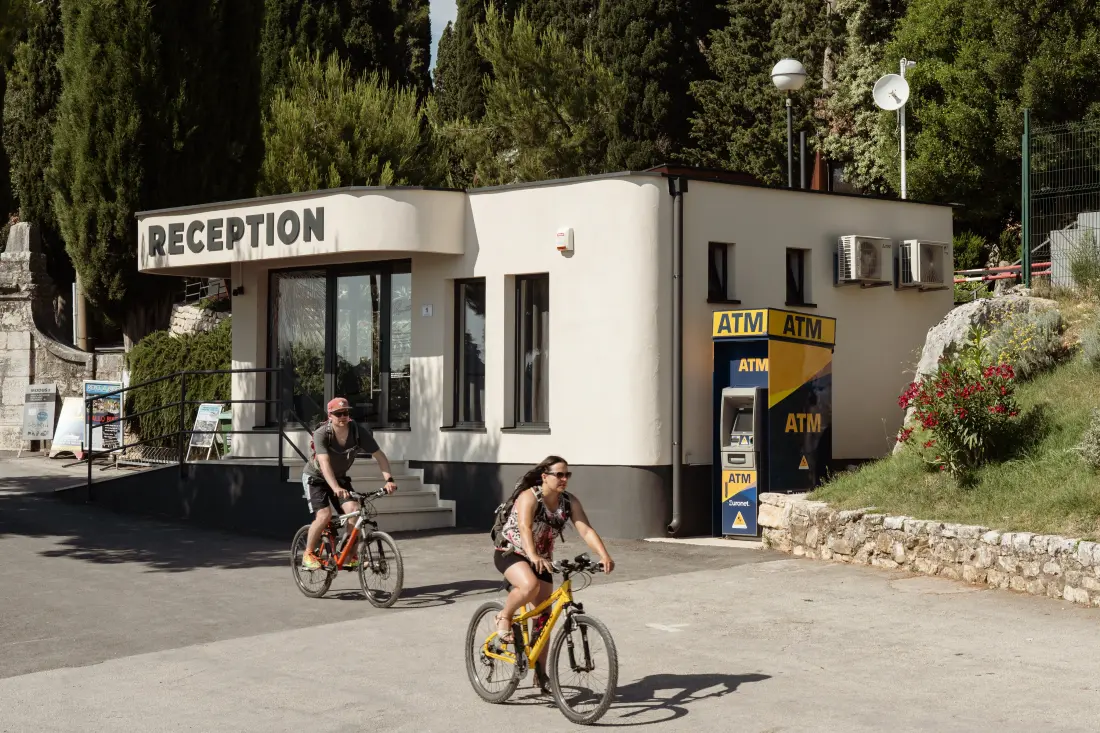 Camping Porton Nature Hideouts 2 étoiles★★