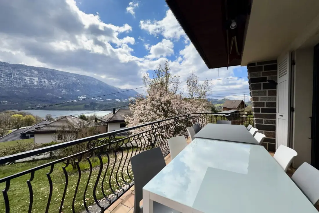 Belle Villa Sur Les Coteaux Du Lac D'aiguebelette!