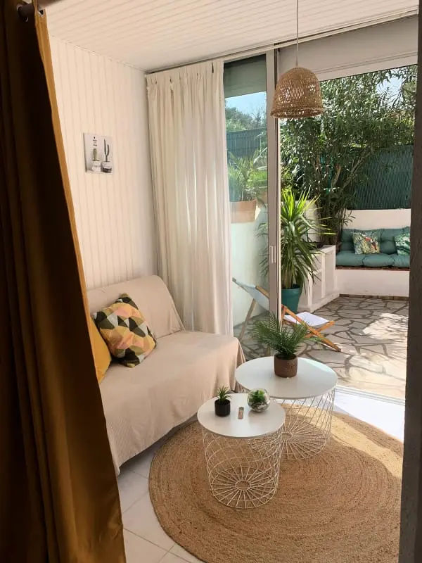 Studio Très Clair Avec Petite Terrasse