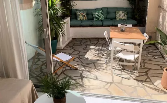 Studio Très Clair Avec Petite Terrasse