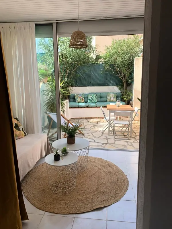 Studio Très Clair Avec Petite Terrasse