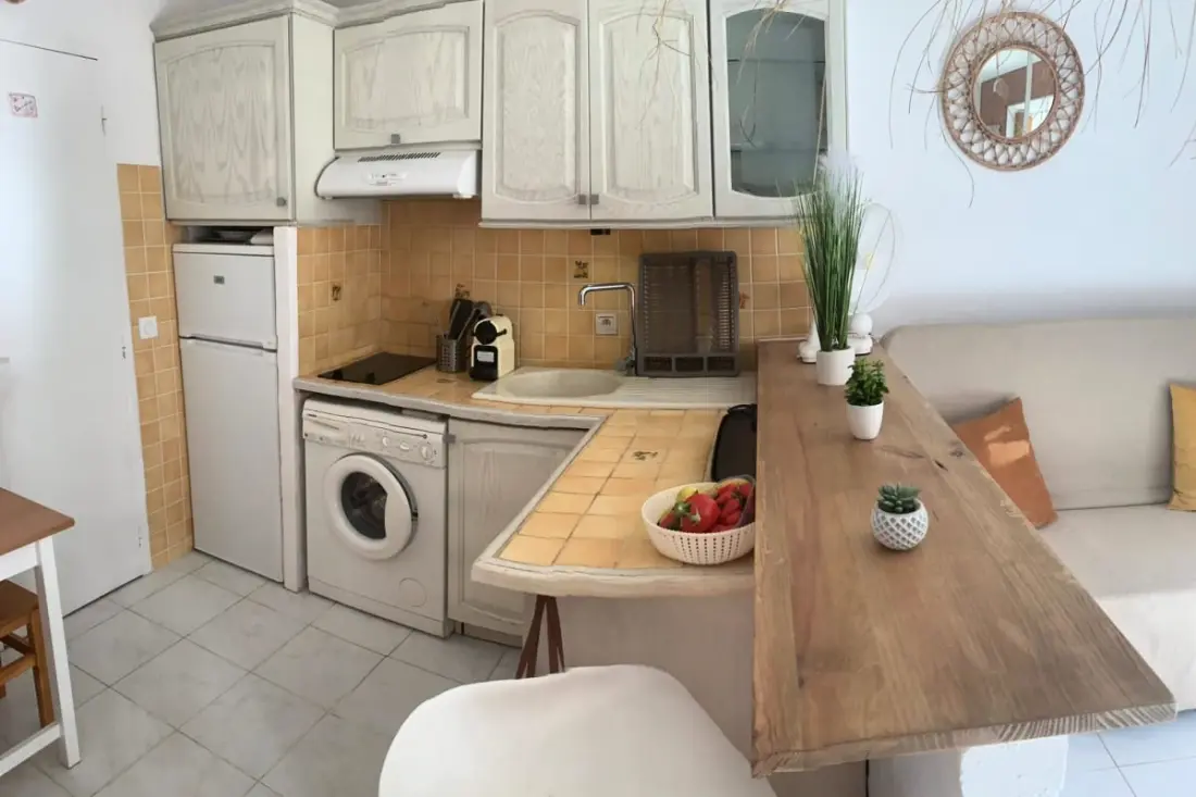 Studio Très Clair Avec Petite Terrasse